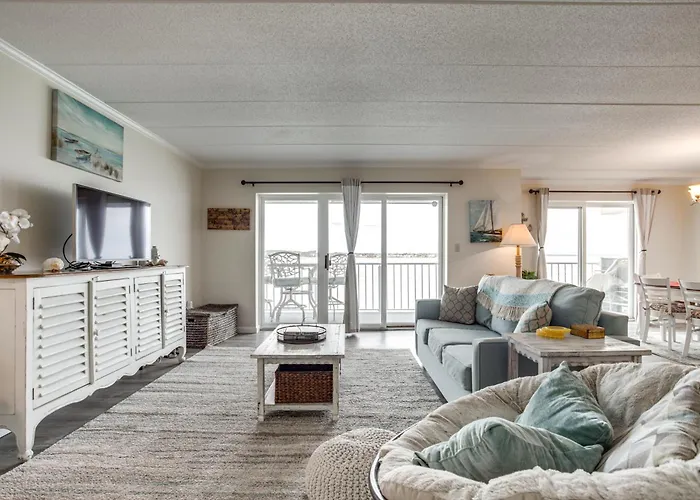 Pool And Boardwalk Access Bayfront Ocean Holiday home